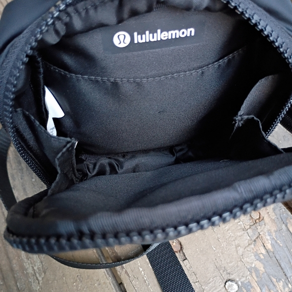 Lululemon Black Easy Access Crossbody Unisex - Picture 4 of 7